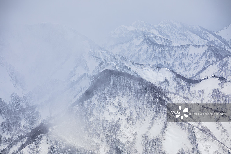 冬季雪覆盖的山脉图片素材