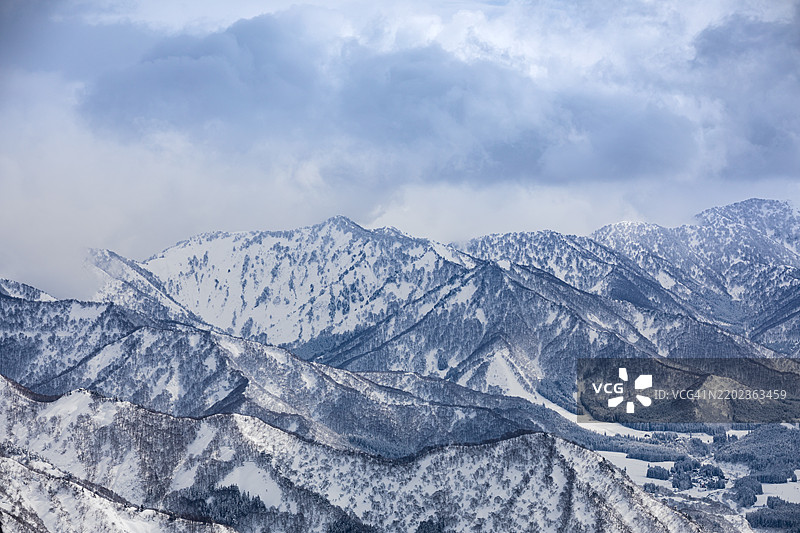 冬季雪覆盖的山脉图片素材