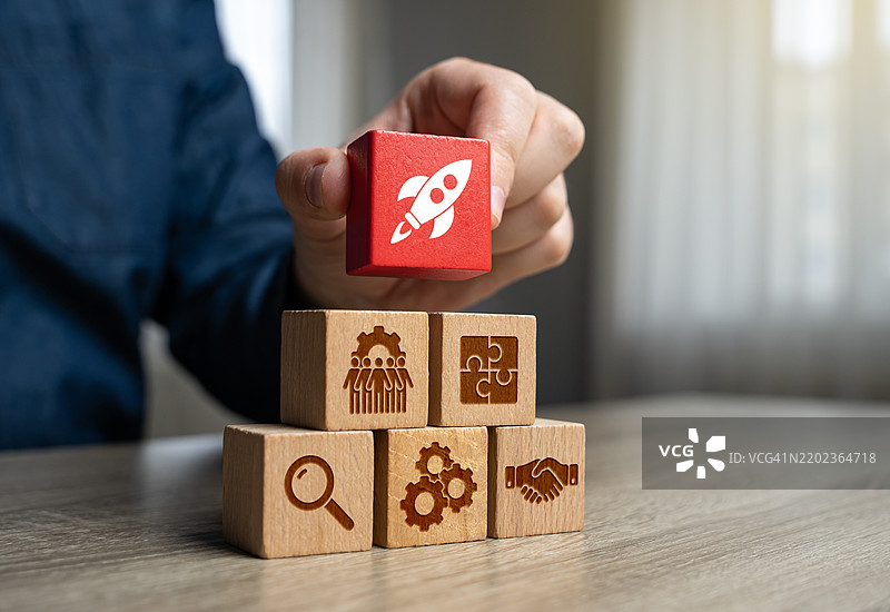 商人制定成功商业和启动投资的战略，包括投资资金、增长策略、业务发展和竞争优势。图片素材