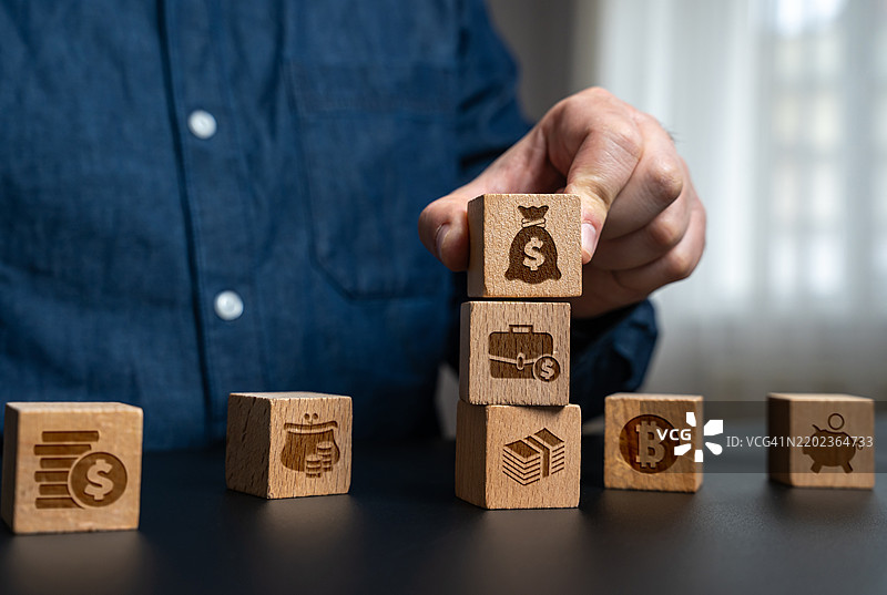 商人管理资本和金融资源，进行投资和储蓄，创造利润并保护资金免受通货膨胀侵蚀，进行长期储蓄。图片素材
