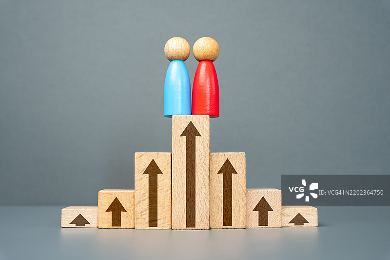 两个对手在顶峰相遇，毫不准备放弃胜利。最后一轮，主要战斗，双重力量，合作与协作。图片素材