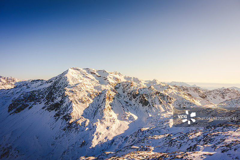 冬日阳光下的壮丽阿尔卑斯山峰，博尔米奥，意大利图片素材