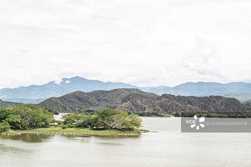贝塔尼亚水库的风景，贝塔尼亚大坝的鸟瞰图，马格达莱纳河流经贝塔尼亚图片素材