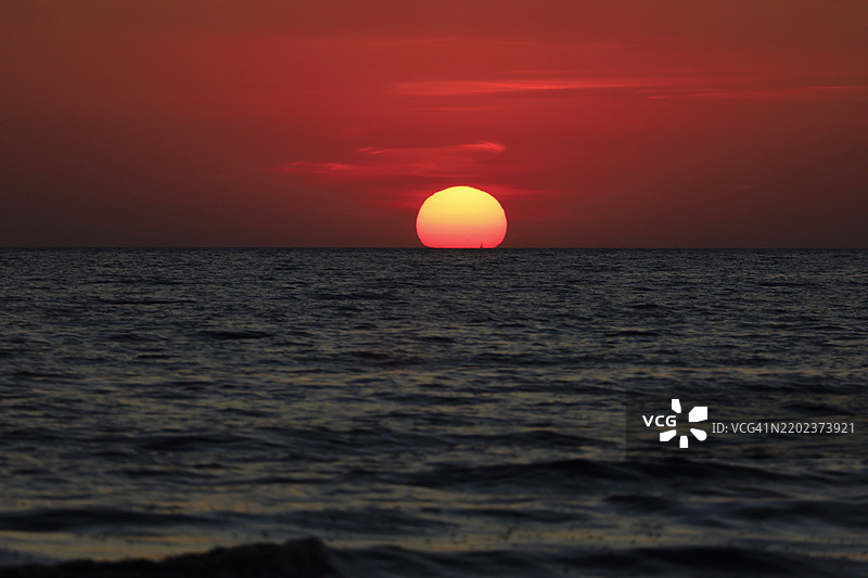 德国梅克伦堡-前波美拉尼亚州乌瑟东的宁静海洋日出图片素材