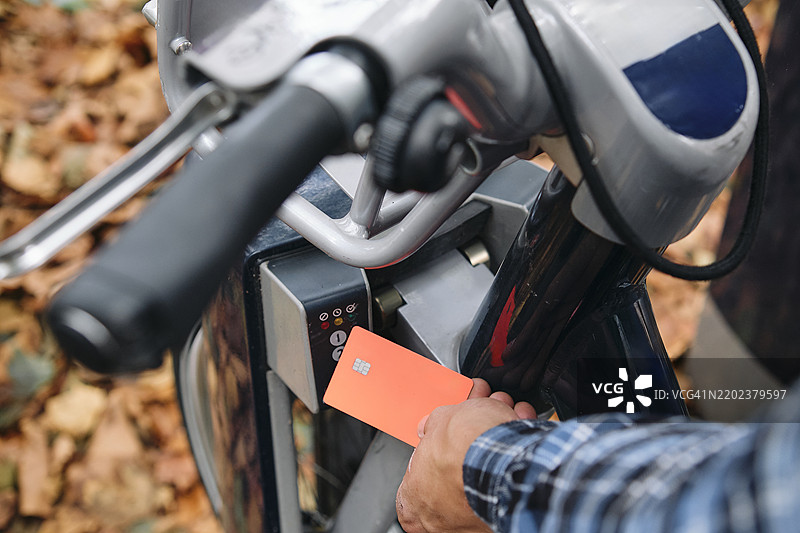 年轻男子租用电动滑板车图片素材