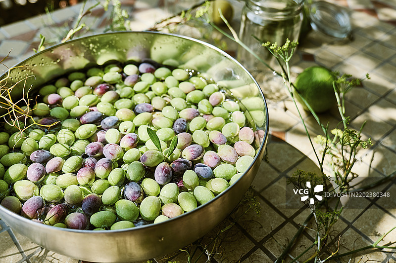 桌子上盛有水的成熟橄榄碗图片素材