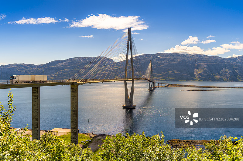 挪威洛福滕群岛桑德内斯约恩的莱尔峡湾上方的斜拉桥全景视图图片素材