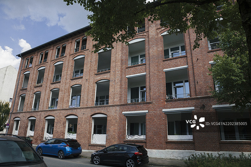 德国城市中翻新的砖砌住宅建筑，代表城市发展和住房改造。图片素材