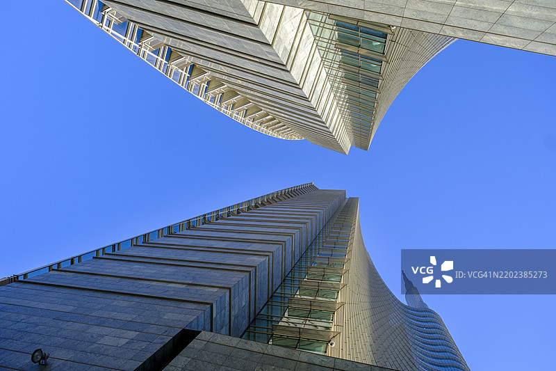 米兰蓝天下的现代摩天大楼——联合信贷大厦图片素材