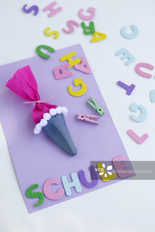 色彩缤纷的学校主题贺卡，配有字母和手工装饰图片素材