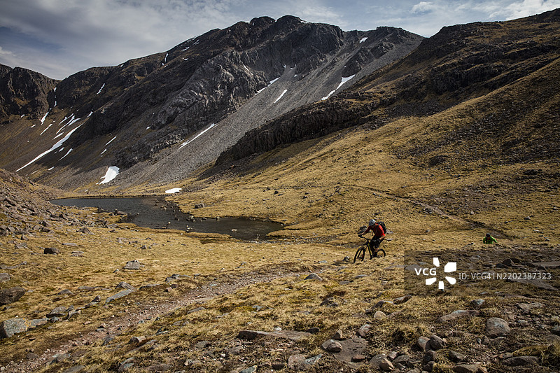 在英国北部苏格兰高地骑山地自行车图片素材