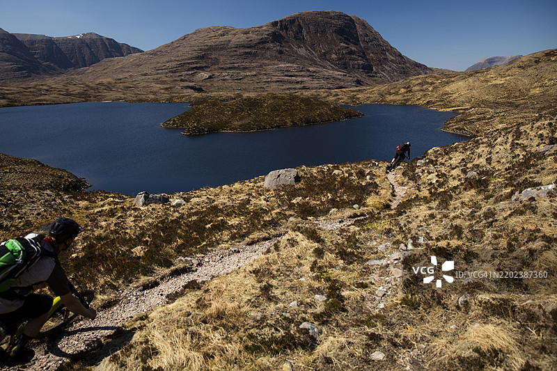 在英国北部苏格兰高地骑山地自行车图片素材