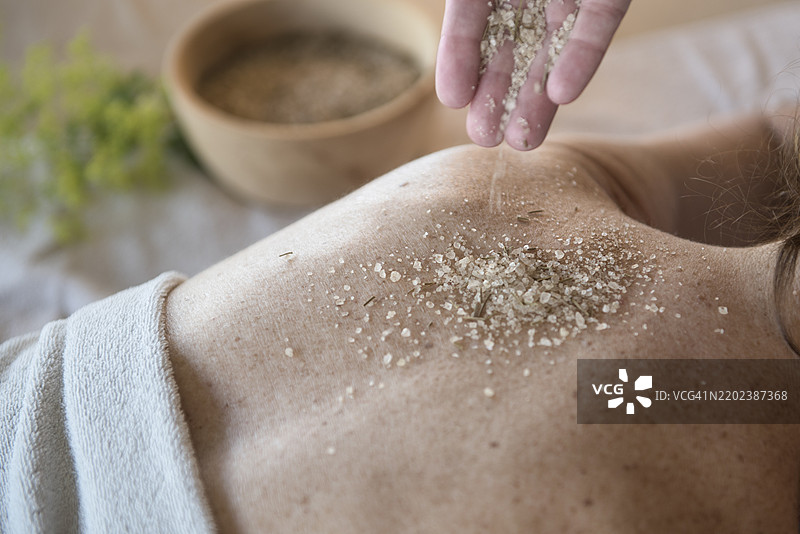 身体去角质，香氛水晶盐，莱特尔霍夫酒店水疗，意大利南蒂罗尔（阿尔托阿迪杰）圣坎迪多图片素材
