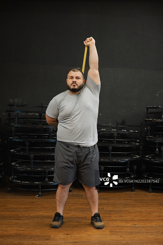 在健身房拉伸的男人图片素材