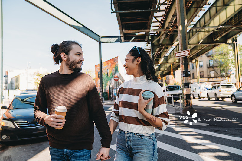 一对千禧一代情侣在布鲁克林一起散步图片素材