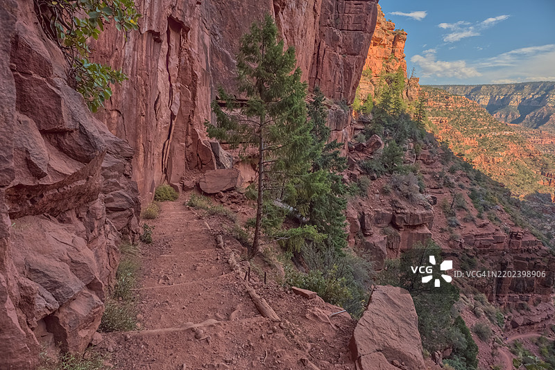 美国亚利桑那州大峡谷北缘北凯巴小径上的苏派隧道东侧的红色砂岩墙，联合国教科文组织世界遗产图片素材