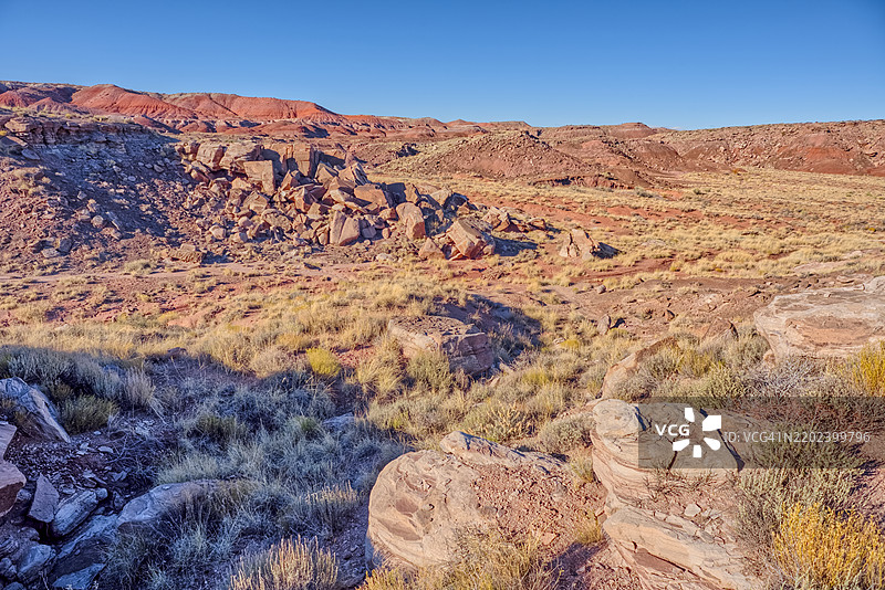 亚利桑那州佩特里法德森林国家公园通往死亡冲刷的山谷中的岩石堆图片素材