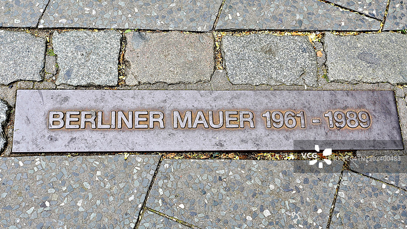 标志着德国柏林波茨坦广场柏林墙遗址的纪念牌图片素材