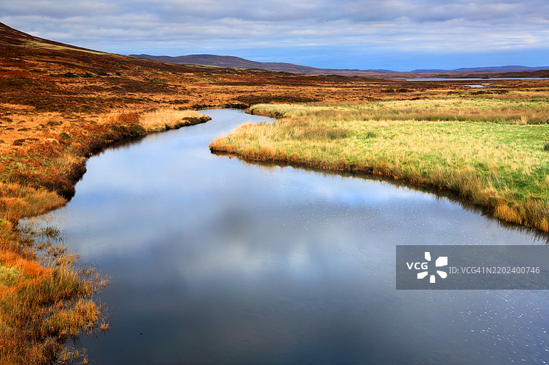 苏格兰高地萨瑟兰的河流和沼泽地图片素材