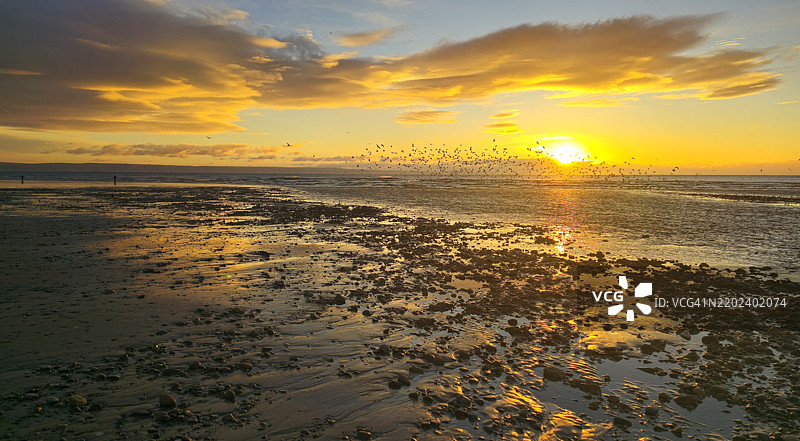 英国南威尔士布里真德的奥格莫尔河入海口，奥格莫尔海滩图片素材