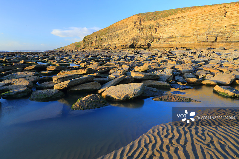 石灰岩悬崖和海滩，邓拉文湾，南德温，格拉摩根谷，南威尔士，英国图片素材