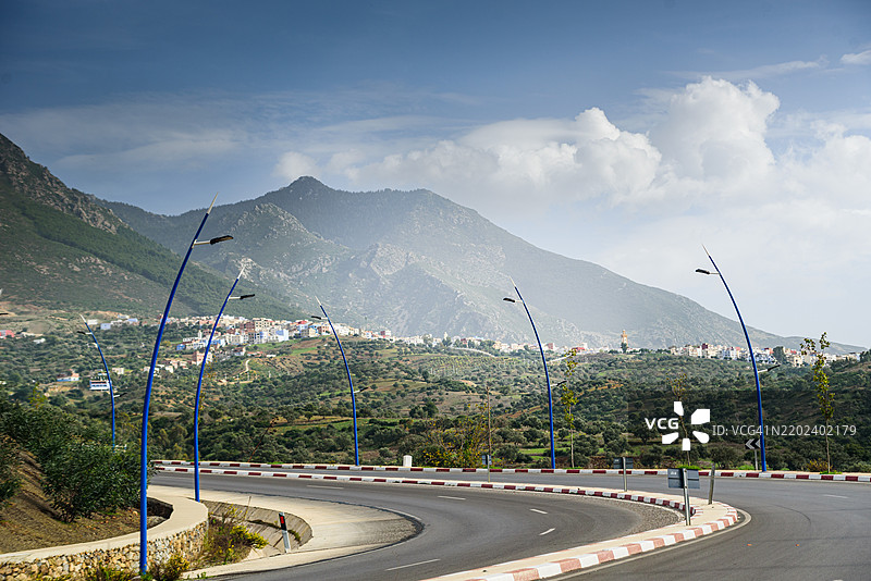 风景如画的蜿蜒道路，蓝色街灯通向里夫山脉和摩洛哥的舍夫沙万（蓝色城市）图片素材