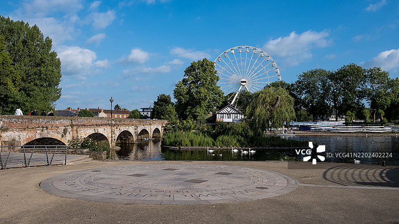 阳光明媚的日子里，阿冯河的美丽景色，背景是克洛普顿桥，位于英国沃里克郡的斯特拉特福德-阿冯。图片素材