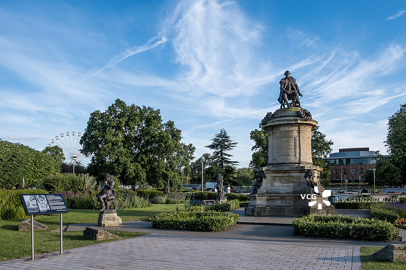 威廉·莎士比亚的高尔纪念碑，雕刻有他作品中的角色，位于英格兰沃里克郡斯特拉特福德镇图片素材