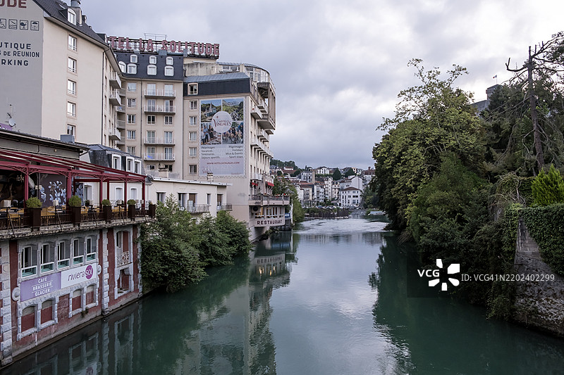 法国奥克西塔尼大区高比利牛斯省卢尔德的城市风景，卢尔德是一个市场小镇。图片素材