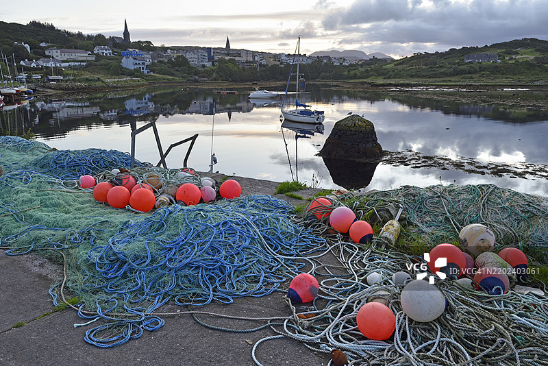克利夫登港口的码头上有渔网，位于爱尔兰共和国的戈尔韦郡，康纳马拉地区。图片素材