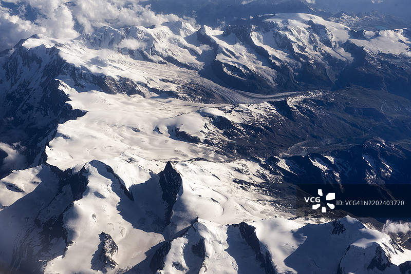 从飞机上俯瞰欧洲的阿尔卑斯山峰图片素材