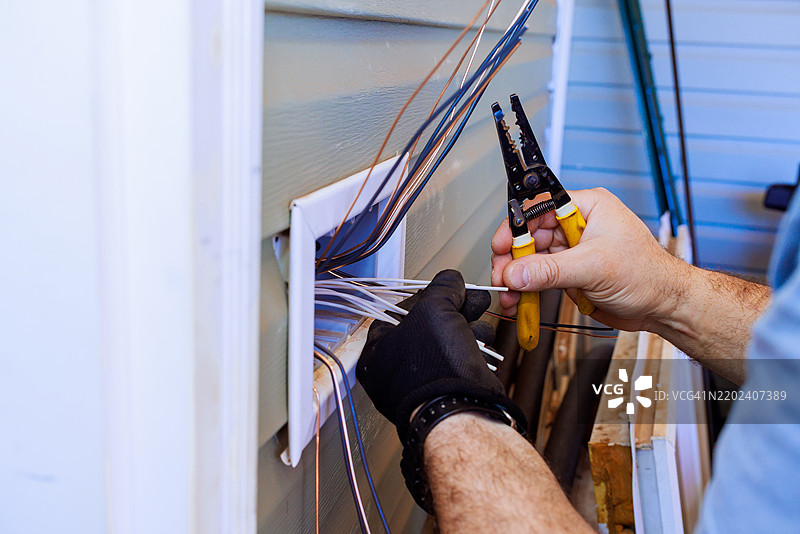 专业技术人员在住宅附近进行电线维修图片素材