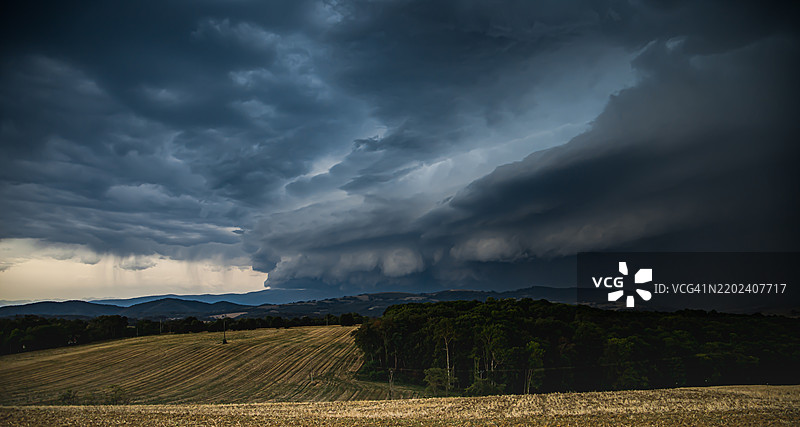 田野与天空的美丽景色图片素材
