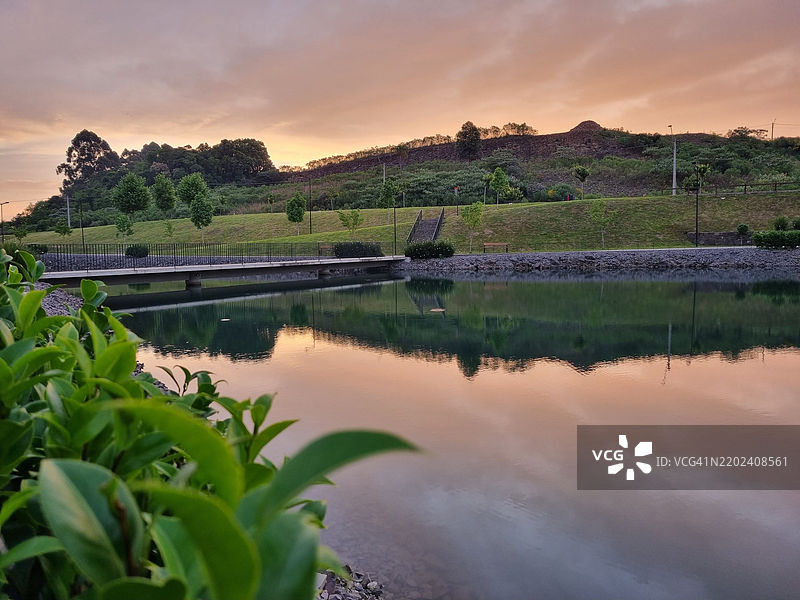 湖泊与橙色天空的美丽景色图片素材