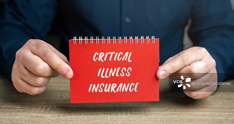 重大疾病保险概念：如果被保险人被诊断为特定严重疾病（如癌症、心脏病发作或中风），则一次性支付的款项，手中握着的笔记。图片素材