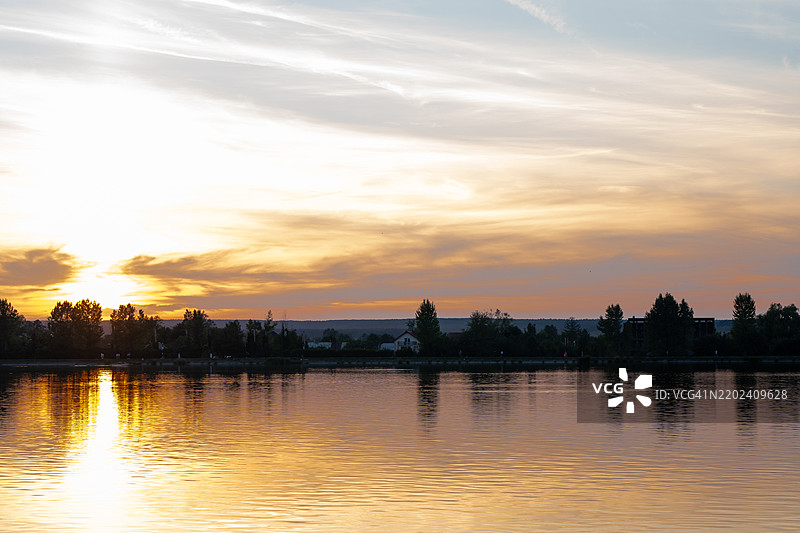 美丽的城市湖泊在阳光明媚的夏日黄昏背景下，位于乌克兰伊万诺-弗兰科夫斯克的公共公园 - 2024年8月4日图片素材
