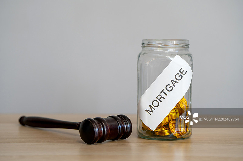 硬币银行抵押贷款与法官锤子 抵押协议的创建与终止 借款人和贷款人的权利与义务 解决贷款争议 房地产、金融与法院图片素材