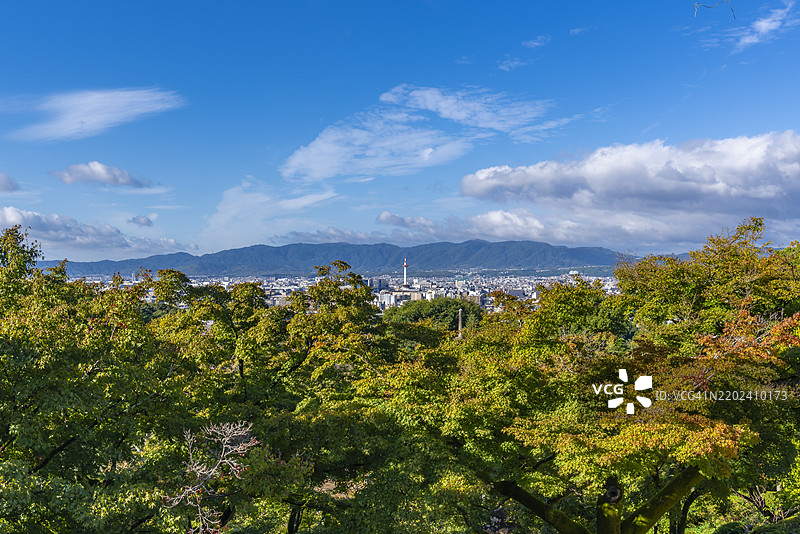 从清水寺俯瞰京都和尼德克京都塔，位于日本本州京都东山区清水。图片素材