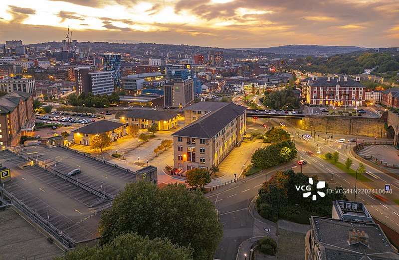 谢菲尔德市天际线的黄昏鸟瞰图，南约克郡，英格兰，联合王国，欧洲图片素材