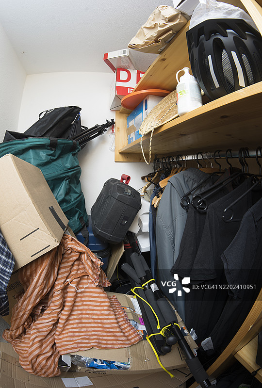 储藏室或衣柜里装满了纸箱和很少使用的物品图片素材