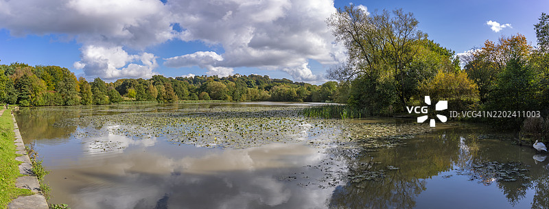 哈德威克公园哈德威克池塘中反射的戏剧性云彩，位于英格兰德比郡博尔索弗。图片素材