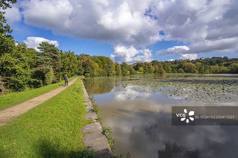 哈德威克公园哈德威克池塘中反射的戏剧性云彩景观，位于英格兰德比郡博尔索弗。图片素材