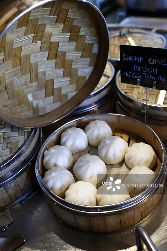 越南胡志明市的竹蒸碗中的各种点心，印度支那，东南亚，亚洲图片素材