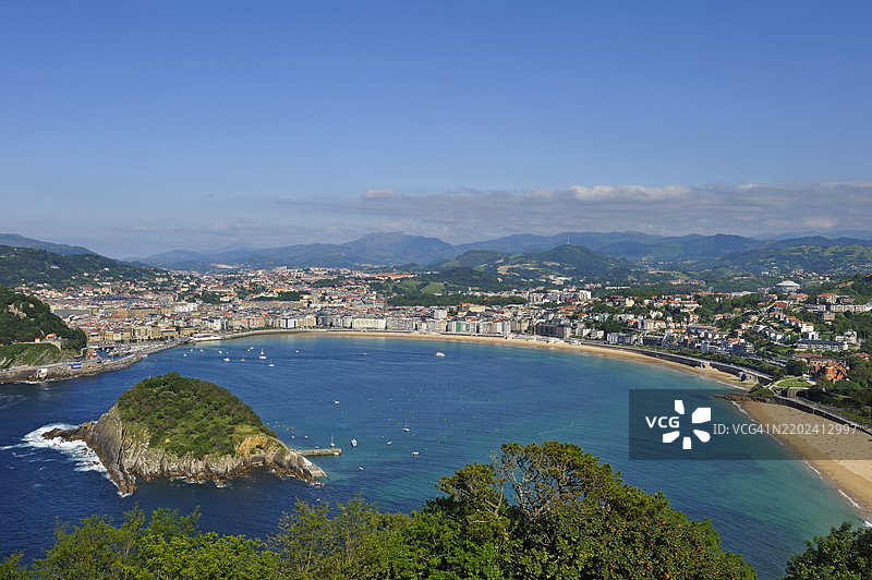 从蒙特·伊赫尔多俯瞰的拉孔查湾，西班牙巴斯克地区吉普斯夸省圣塞巴斯蒂安，比斯开湾，欧洲图片素材