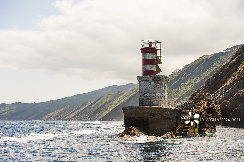 位于西班牙巴斯克地区吉普斯夸省圣塞巴斯蒂安帕萨亚的海峡口入口处的灯塔，位于比斯开湾。图片素材