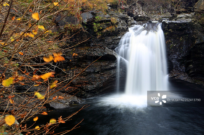 洛蒙德湖附近的福萨赫瀑布，位于苏格兰洛蒙德湖和特罗斯achs国家公园，欧洲图片素材