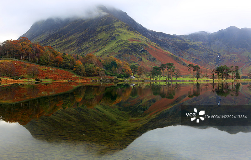秋季的巴特米尔湖，湖区国家公园，联合国教科文组织世界遗产，坎布里亚，英格兰，联合王国，欧洲图片素材