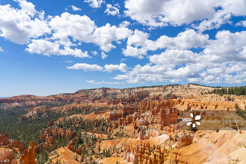 布莱斯峡谷国家公园日出点附近的边缘小径上，奇特的石柱和岩石形成的风景。图片素材