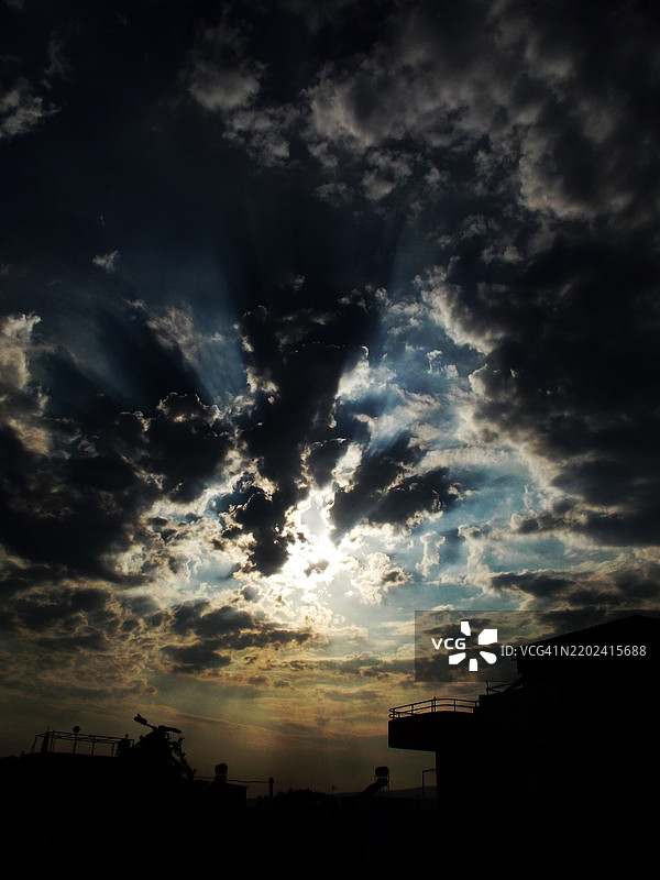 土耳其梅尔辛日落时分的建筑剪影与天空相映图片素材