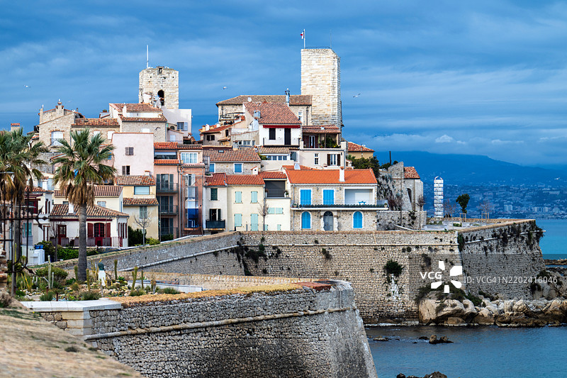 安提布城堡和中央广场，海边的棕榈和仙人掌花园图片素材